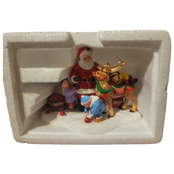 Vtg 99 Dept 56 Snow Village Santa Comes to Town #54958 w/Bx Reindeer Apples Kids - Picture 13 of 14